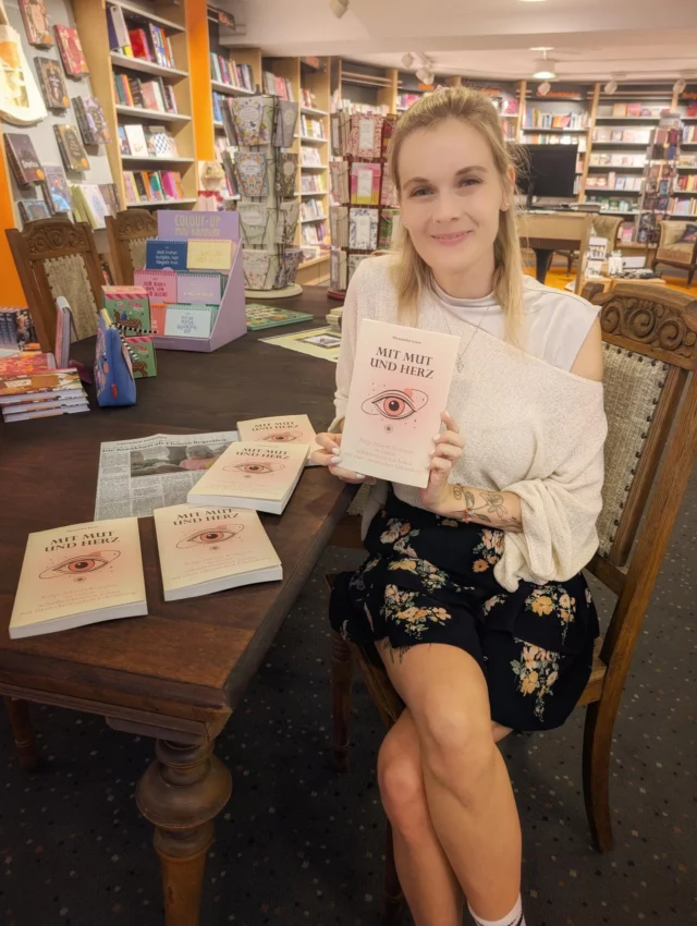 Wenn Träume zum zweiten Mal wahr werden! 💫

Knapp 5 Jahre nach meinem ersten Buch steht mein zweites Buch wieder im Buchladen 📚🥹.

Ich bin so glücklich, stolz und dankbar, dass ich mit meiner Erfahrung, meinem (Fach)Wissen, meiner Leidenschaft zum Schreiben und meinem Hang, das Leben in seiner Gänze verstehen zu wollen, meine Worte in Büchern vervielfältigen kann 🙌🏼.

❤️‍🔥 MIT MUT UND HERZ ❤️‍🔥

Ich möchte dich ermutigen, deinem Herzen zu folgen, all deinen Bedürfnissen mit Liebe zu begegnen und nicht länger zu verleugnen, was ist.
Blicke mit Mut auf dein Leben und schaue hin, was du nicht sehen willst & die ganze Zeit übersiehst, um zu erkennen, was alles möglich und bereits da ist.

Öffne dein Herz für dich und gehe mutig deinen Weg. Für mehr Leichtigkeit, Gesundheit und Lebensfreude 🤍.

✨ Dieses Buch ist ein ganzheitlicher Wegweiser für Akzeptanz, Krisenbewältigung, Verständnis und Perspektivwechsel. Durch eigene MS-Erfahrung sowie medizinische und psychotherapeutische Expertise und wissenschaftliche Fakten helfe ich dir dabei, wie du dein Leben mit einer chronischen Erkrankung leichter ausrichten kannst.

🥹 Dass mein zweites Herzensprojekt jetzt nicht nur in den Zeitungen besprochen wird, sondern auch greifbar im Buchladen steht, verschlägt mir immer noch ein bisschen den Atem. Danke an jeden Einzelnen von euch, der diese Reise mit mir geht!

Das Buch ist überall wo es Bücher gibt erhältlich 🚀 Links zu diversen Shops in meiner Bio 🔗

Alexandra ☀️ 

#chronischkrank #multiplesklerose #buch #selbstbestimmtleben #neuesbuch